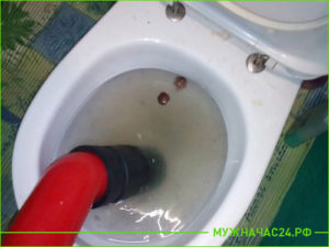 Инструмент для устранения засоров в унитазе и трубе канализации